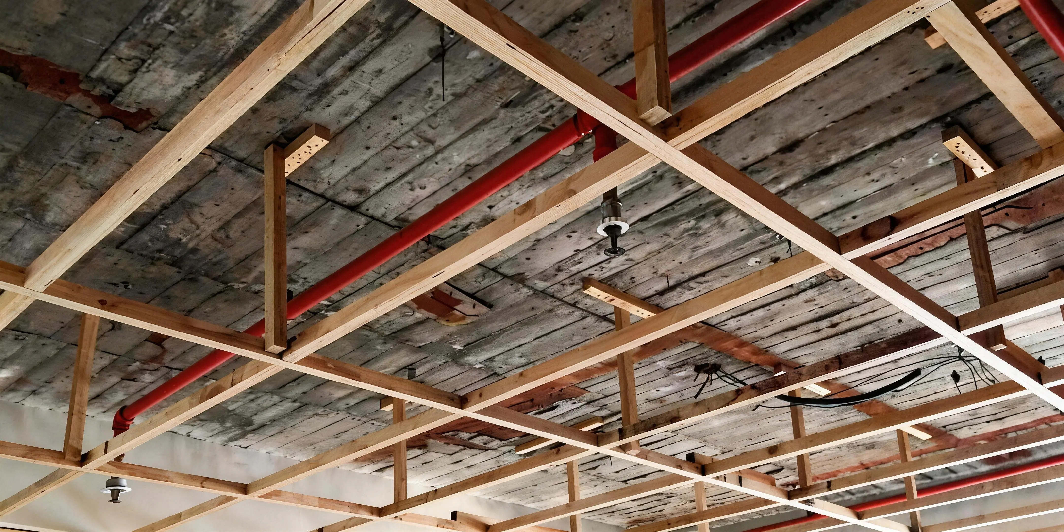 消防灑水系統配管施工 紅色消防管與撒水頭